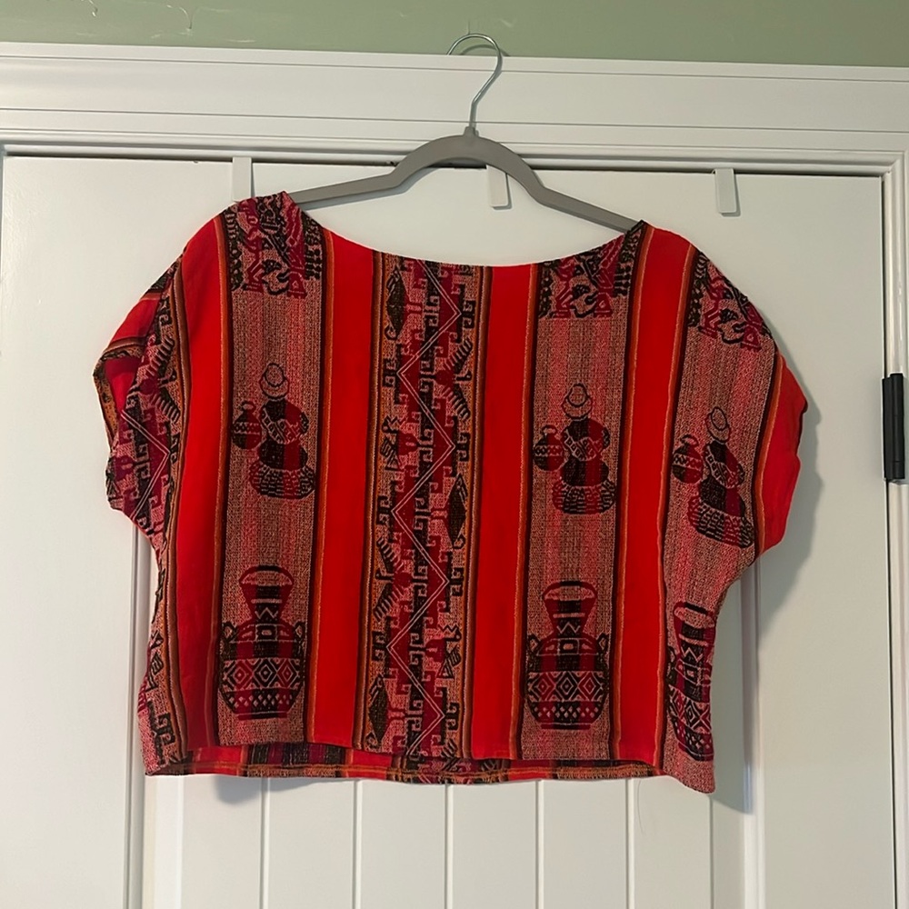 Crop shirt made with Bolivian sourced textiles! From indie brand ‘Wasi’.